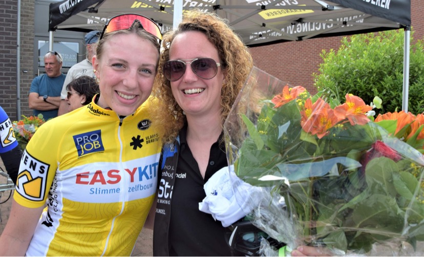 Wielerverzorger Eva De Smet met wielrenster Scarlett Souren na haar overwinning.