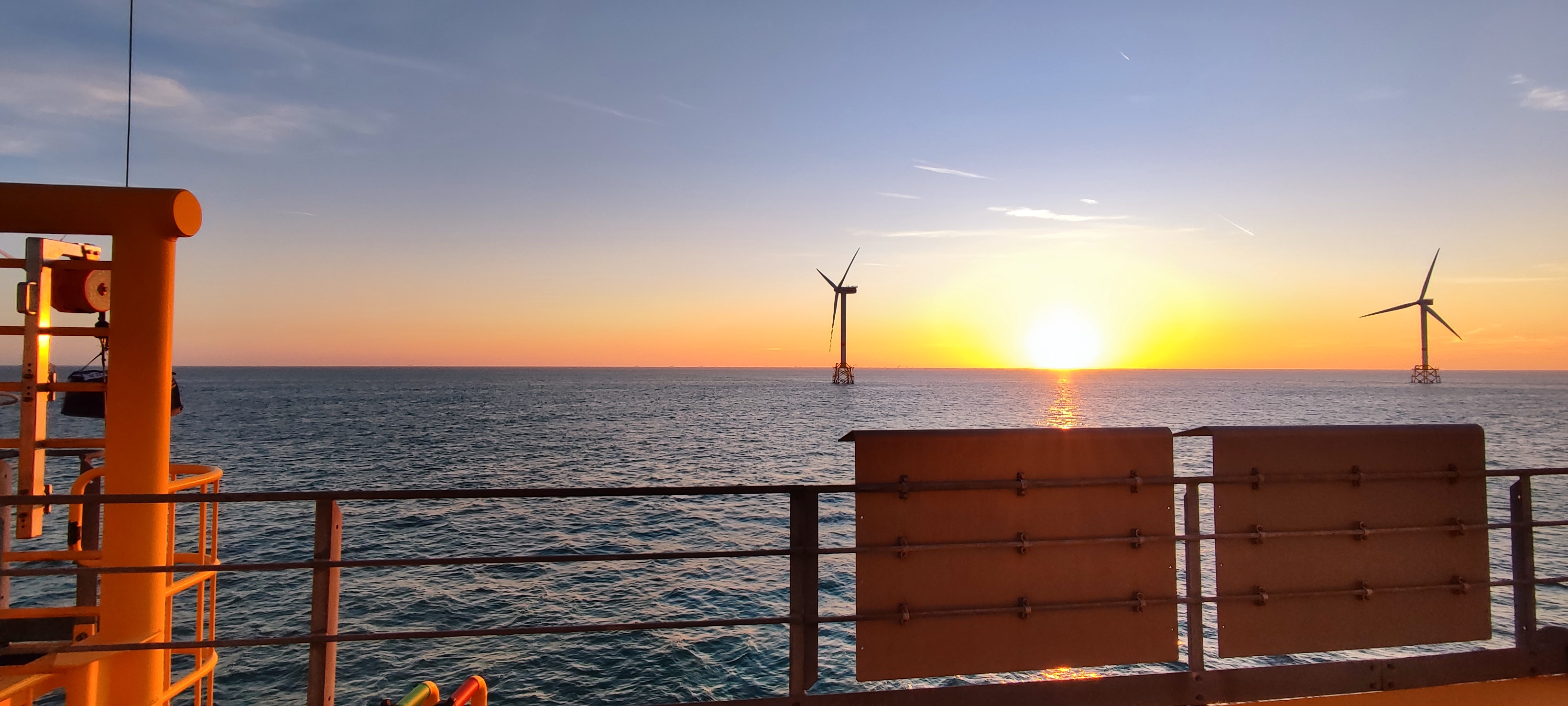 zonsondergang bij offshore windturbine
