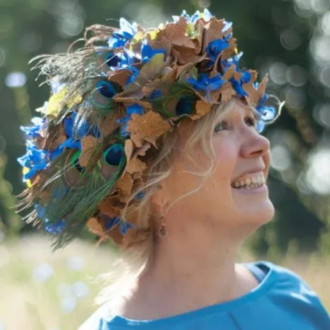 Portret Tania Huyghe met bloemenhoed