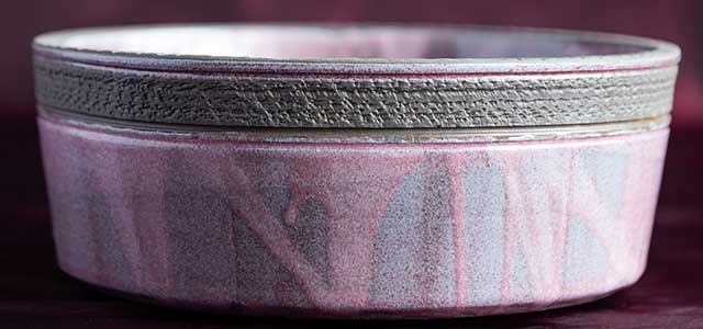 Roze wastafel met grijze bovenrand uit keramiek