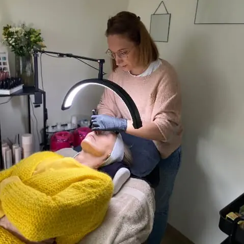 Twee zelfstandigen maken afspraken bij een laptop