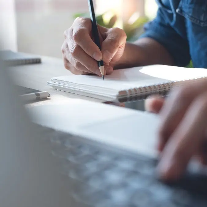 payroll advisor aan het werk