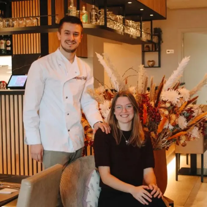 chef-kok Nathan en z'n vriendin werken in de zaak