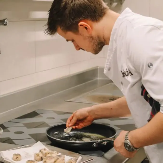 chef-kok Nathan aan de slag in z'n keuken