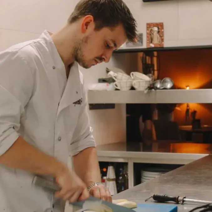 chef-kok Nathan aan de slag in de keuken