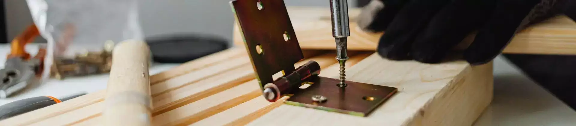 schrijnwerker aan het werk