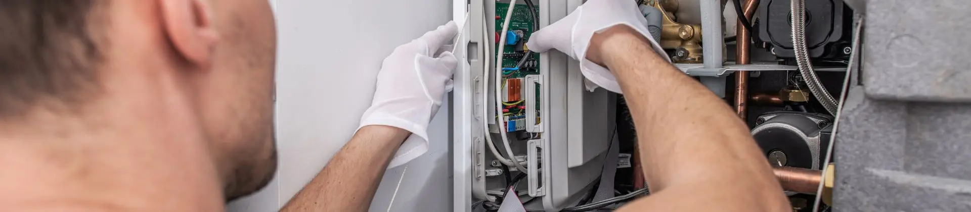 onderhoudsmechanieker aan het werk